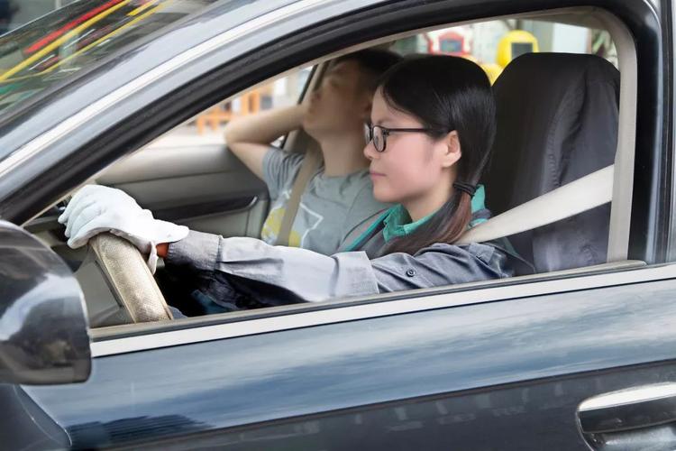 曾师傅扶着客户上车,按照流程做完成服务后,开始代驾,途中因客户呕吐